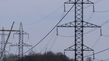 Yüksek direkli elektrik hatları. elektrik kablosu destekleyici