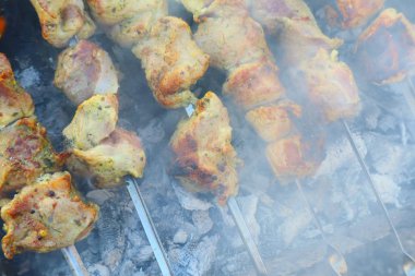 Barbekü. Yanan et. ızgarada et pişirmek