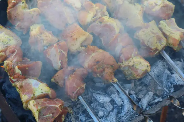 바베큐 고기에 불붙었어 고깃국에서 고기를 익히는 — 스톡 사진