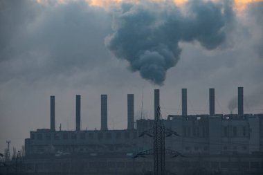 Fabrika boruları. Fabrika bacalarından duman çıkıyor..