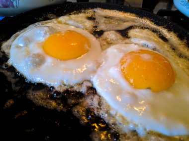 Sahanda yumurta hazırlıyorum. Tavada kızarmış yumurta.
