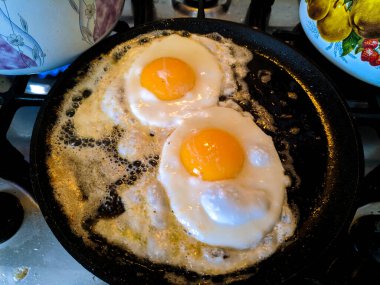 Sahanda yumurta hazırlıyorum. Tavada kızarmış yumurta.