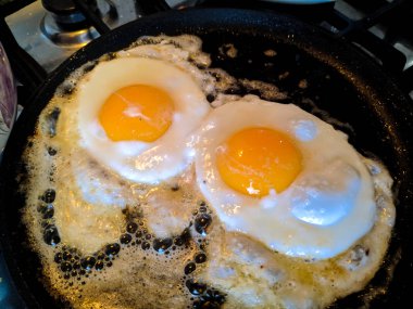 Sahanda yumurta hazırlıyorum. Tavada kızarmış yumurta.