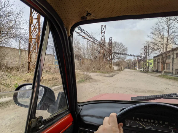 ヴィンテージ車を運転して 運転手が運転してる — ストック写真