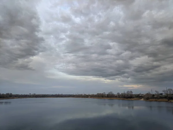 Schöne Landschaft Mit Wasser Landschaft Mit Bewölkten Wolken — Stockfoto