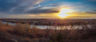 Şehrin ve doğanın güzel manzarası. hava panoraması