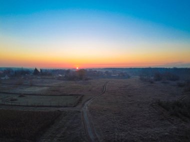 Gün batımı ufukta. Şafak sökerken şehrin üzerine. 