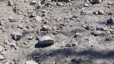 Topraktaki gri taşlar. Çeşitli şekillerde taşlar.