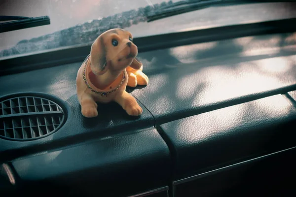 車の中のおもちゃの犬 — ストック写真