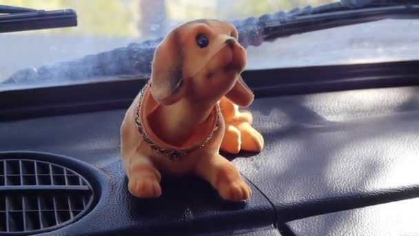 車の中のおもちゃの犬 — ストック動画