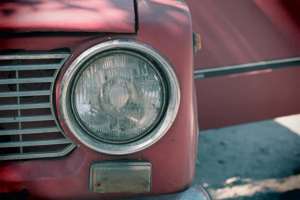 Koplamp Van Een Vintage Auto Oude Auto Van Rode Kleur — Stockfoto