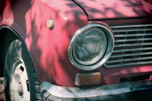 ヴィンテージカーのヘッドライト 赤い色の古い車 ヴィンテージカーボディ — ストック写真