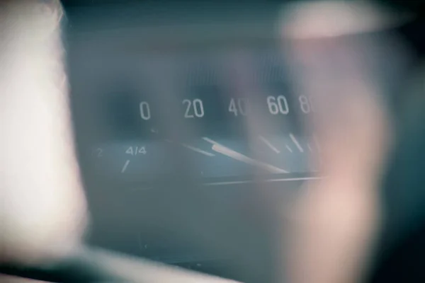 ヴィンテージ車の速度計 レトロカーサロン — ストック写真