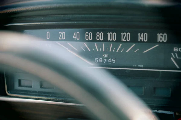 老式汽车的速度计 复古汽车沙龙 — 图库照片