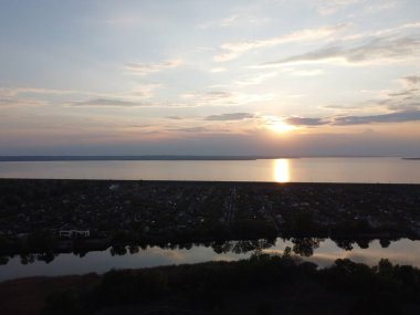 Güzel bir gün batımı ile manzara.