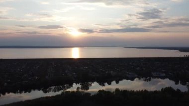 Güzel bir gün batımı ile manzara.