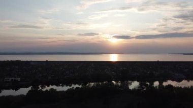 Güzel bir gün batımı ile manzara.