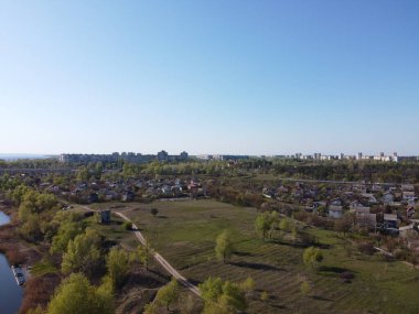 Nehirli güzel bir manzara. kıyı ve nehir yukarıdan