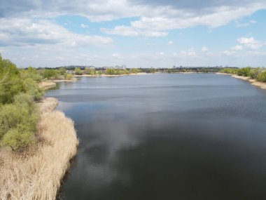 Nehirli güzel bir manzara. kıyı ve nehir yukarıdan