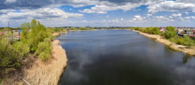 Nehirli güzel bir manzara. kıyı ve nehir yukarıdan