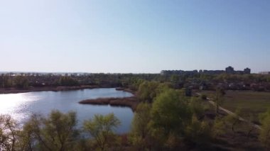 Nehirli güzel bir manzara. kıyı ve nehir yukarıdan