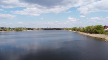 Nehirli güzel bir manzara. kıyı ve nehir yukarıdan