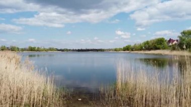 Nehirli güzel bir manzara. kıyı ve nehir yukarıdan