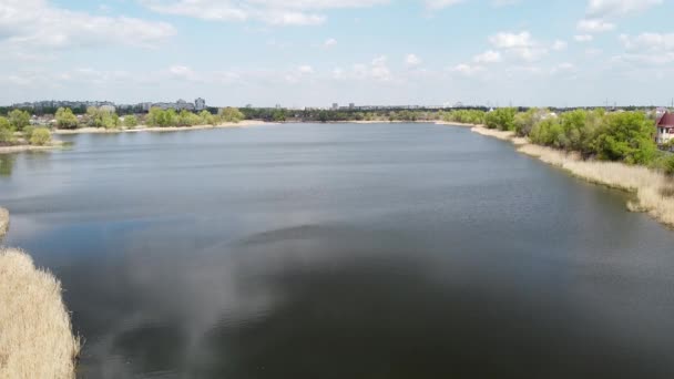 Piękny Krajobraz Rzeką Brzeg Rzeka Góry — Wideo stockowe