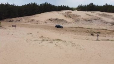 Yukarıdan gelen çöl. Çöl kumları ve ağaçlar