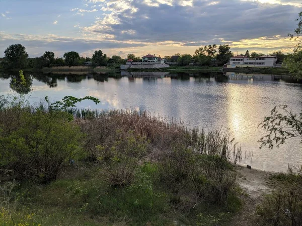 川に沈む夕日が美しい風景 — ストック写真