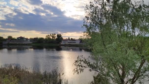 Piękny Krajobraz Zachodem Słońca Nad Rzeką — Wideo stockowe