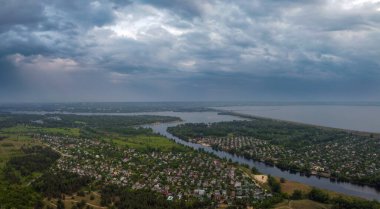 Bulutlu gökyüzü manzarası. Fırtınadan önce. toprak ve su yukarıdan