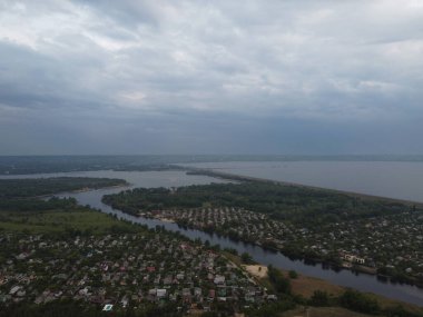 Bulutlu gökyüzü manzarası. Fırtınadan önce. toprak ve su yukarıdan