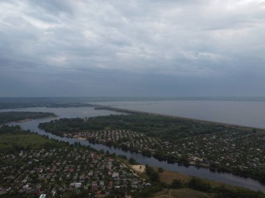 Bulutlu gökyüzü manzarası. Fırtınadan önce. toprak ve su yukarıdan
