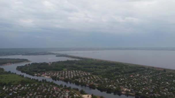 Landschap Met Bewolkte Lucht Voor Storm Land Water Van Boven — Stockvideo