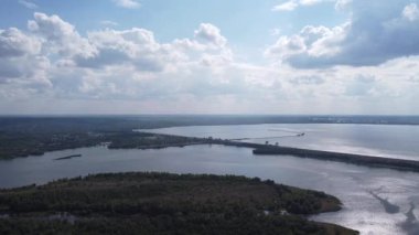 Yükseklerden nehrin olduğu güzel bir manzara. Yukarıdan kara ve nehir geliyor. Nehrin kıvrımları. Güneş, suya yansıyor. yeşil çimen ve toprak