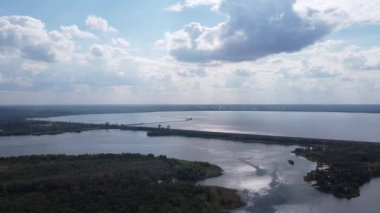 Yükseklerden nehrin olduğu güzel bir manzara. Yukarıdan kara ve nehir geliyor. Nehrin kıvrımları. Güneş, suya yansıyor. yeşil çimen ve toprak