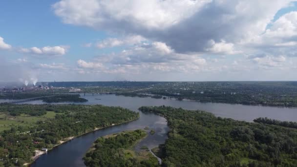 beau paysage avec une rivière d'une hauteur. terre et rivière d'en haut. virages de la rivière. le soleil se reflète dans l'eau. herbe verte et terre 