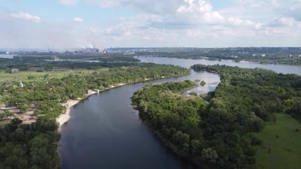 아름다운 육지와 흐르는 반사된다 — 비디오