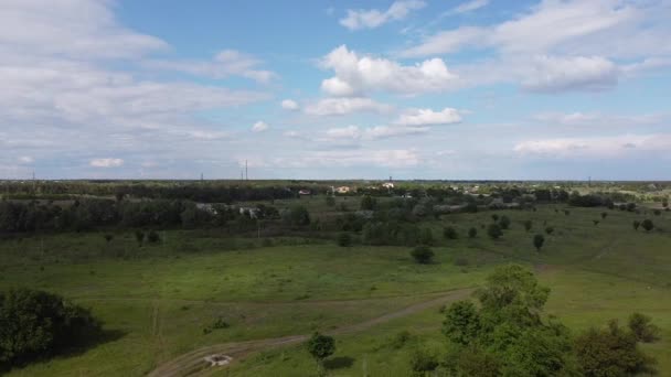 beau paysage avec une rivière d'une hauteur. terre et rivière d'en haut. virages de la rivière. le soleil se reflète dans l'eau. herbe verte et terre 