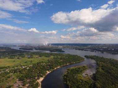 Yüksekten güzel bir manzara. Kara ve nehir yukarıdan.