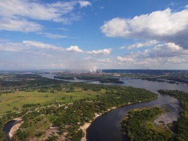 Yüksekten güzel bir manzara. Kara ve nehir yukarıdan.