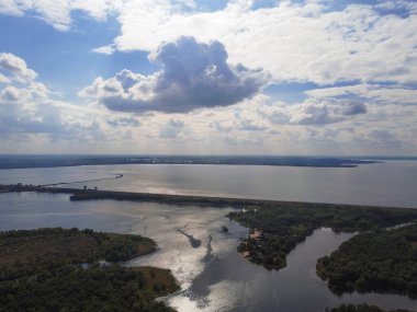 Yüksekten güzel bir manzara. Kara ve nehir yukarıdan.