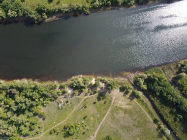 Yüksekten güzel bir manzara. Kara ve nehir yukarıdan.