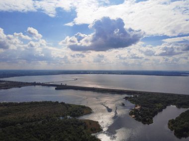 Yüksekten güzel bir manzara. Kara ve nehir yukarıdan.