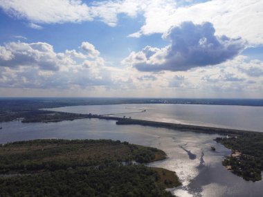 Yüksekten güzel bir manzara. Kara ve nehir yukarıdan.