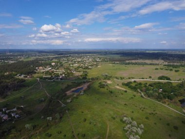 Yüksekten güzel bir manzara. Kara ve nehir yukarıdan.
