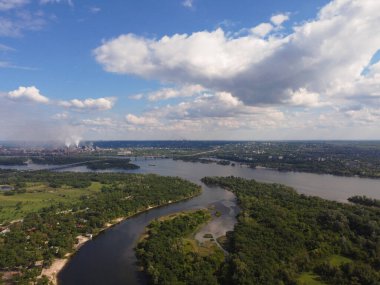 Yüksekten güzel bir manzara. Kara ve nehir yukarıdan.