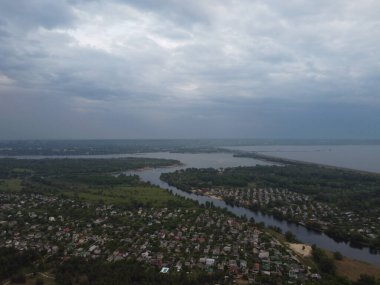 Yüksekten güzel bir manzara. Kara ve nehir yukarıdan.