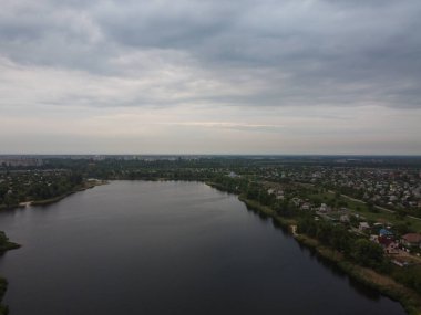 Yüksekten güzel bir manzara. Kara ve nehir yukarıdan.